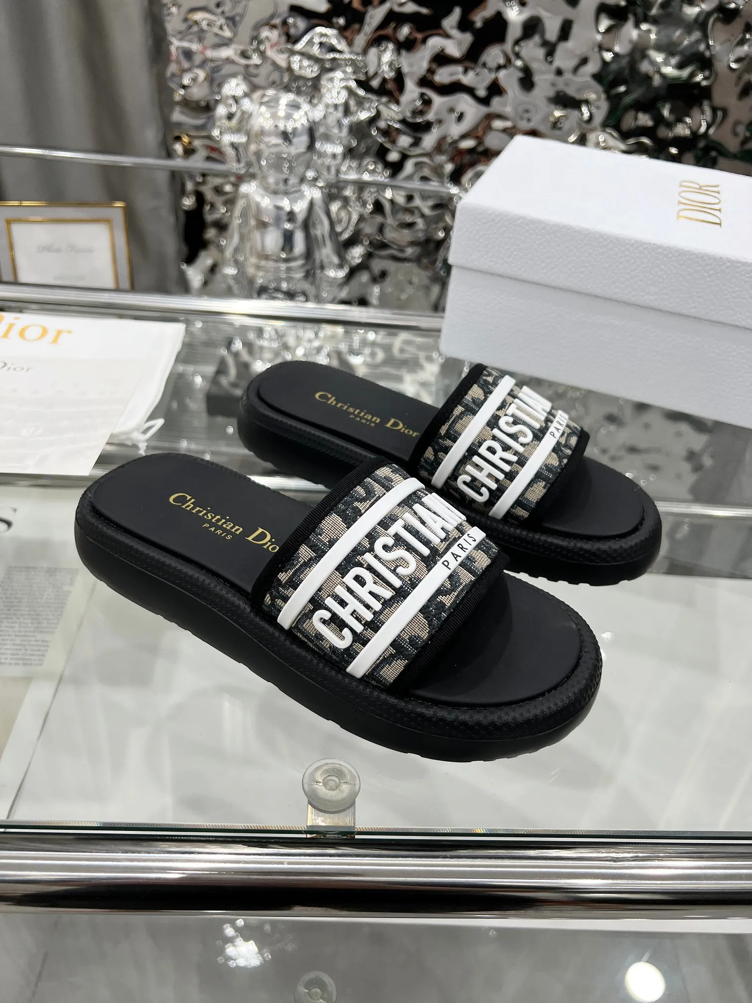 👟👟Ex-factory price 360👟👟 Dior Dior spring and summer catwalk newly upgraded sandal series classic thick-soled sandals original 1:1 development soft and delicate foot feel extremely comfortable versatile style original foam outsole 💝💝💝easy to control, 3 colors available, medium size 35-40 (41-42 customized)